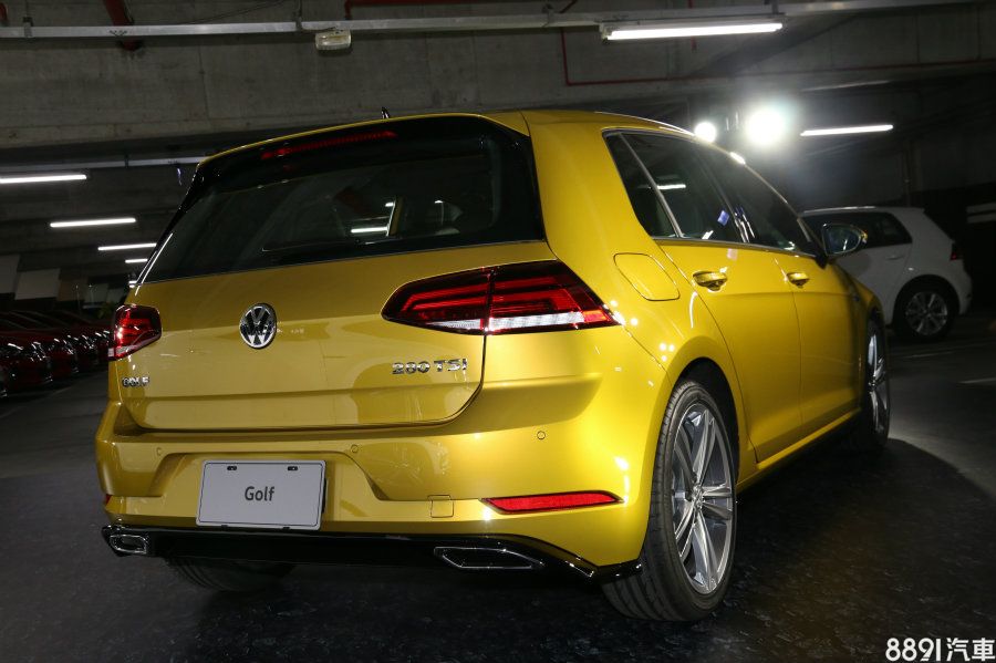 R-Line車型中,尾部的差異主要在下保桿作出差異,將整片空力擴散板用上亮黑色的材質,再將隱藏尾管外圍包覆鍍鉻飾條。
