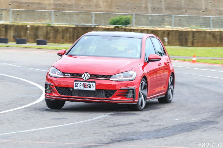 若想在PIT區大直線的創造最高速表現，關鍵直線前的最後一個彎道，入彎時別急躁搶快，抓準最佳的出彎路線，盡可能愈早踩下油門加速愈好，這樣在接下來的直線路段，才能創造最高的速度。