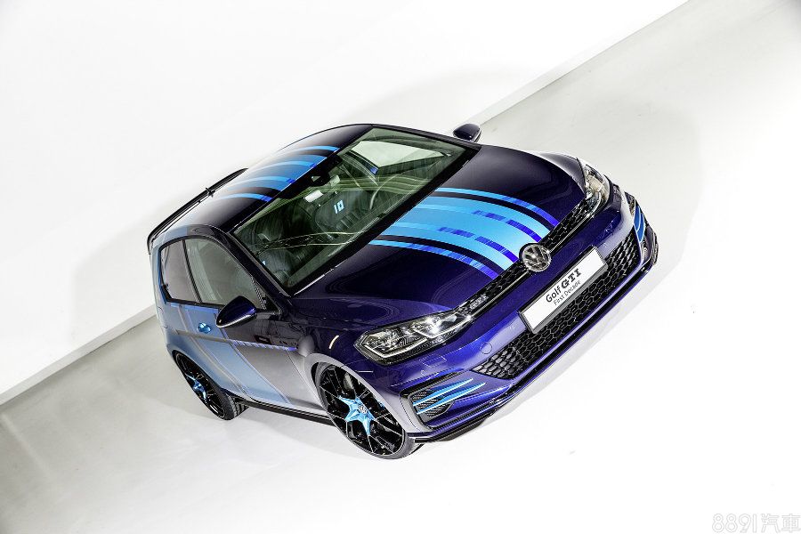 這輛Golf GTI First Decade概念車外觀大致維持市售GTI樣貌，僅在外觀細節、車身色調搭配上修飾改變。