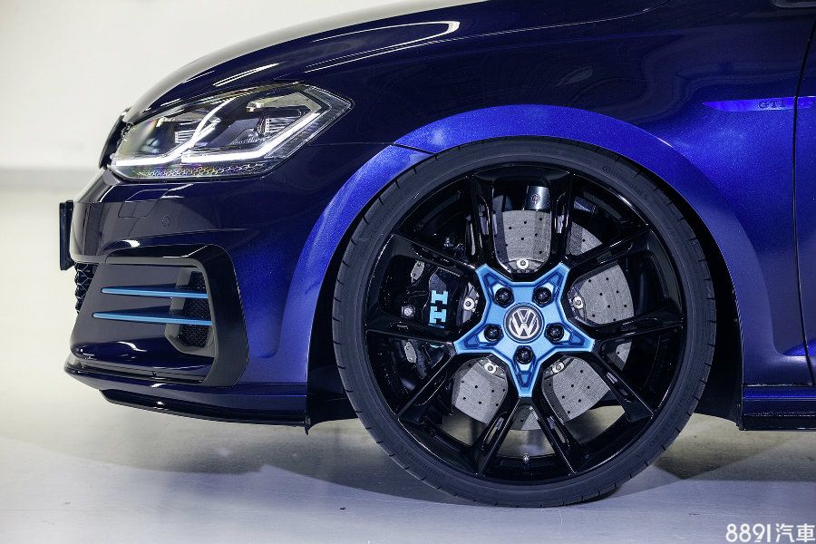 輪胎倒是換上誇張的235/30R20規格，剎車碟盤也改用碳纖維陶瓷材質。