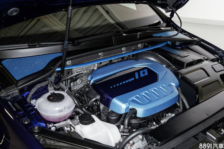 引擎以市售2.0TSI進行強化，馬力提升到410hp，而出力強悍的引擎僅負責驅動前輪。