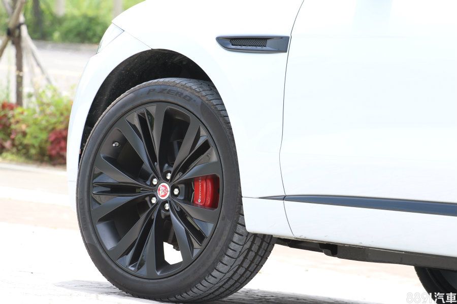 鋁圈配置上，入門車款搭載為18吋樣式，R-Sport版本則升級至19吋，而圖中的S版則獨擁有20吋帥氣大鋁圈。