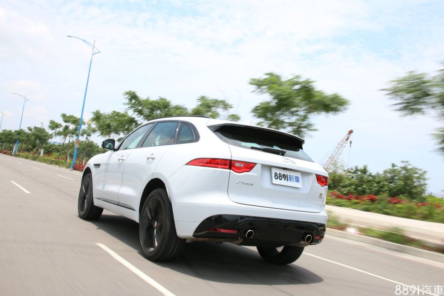 全新年式Jaguar F-ACE即日起開放預售，全車系入主可享5年原廠保養禮遇，預購並可享有電動可調後座椅背升級禮遇。