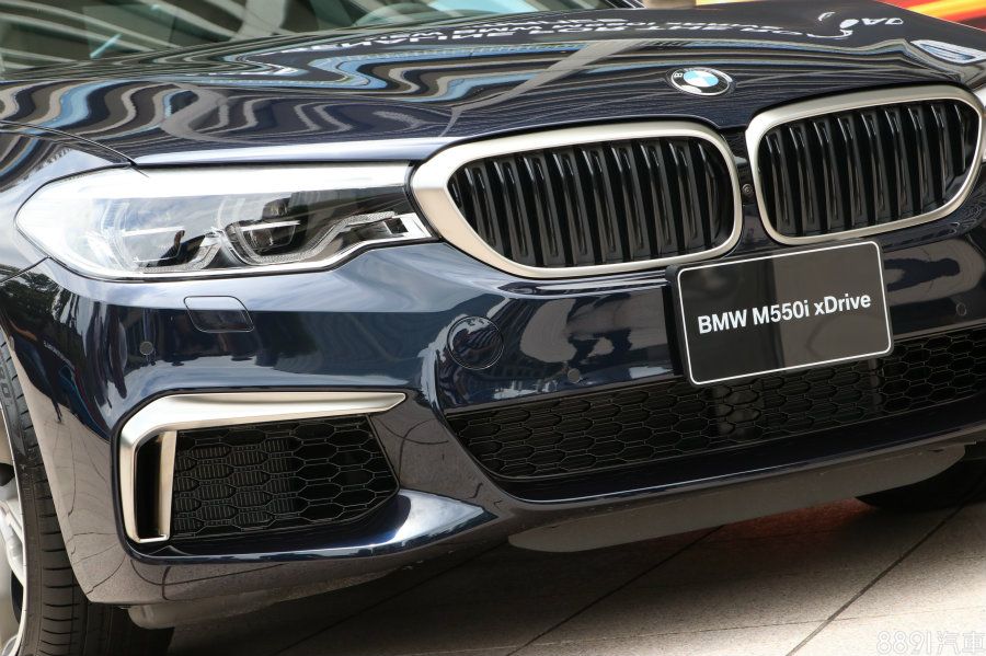 國內引進的M550i，外觀標配進階LED頭燈，具備主動轉向、遠光燈輔助與高壓清洗功能，不過比起其他搭載M款外觀套件的5系列，M550i就少了霧燈配置，而包含車外後視鏡以及左右兩側的進氣口飾條，均採霧面金屬材質，