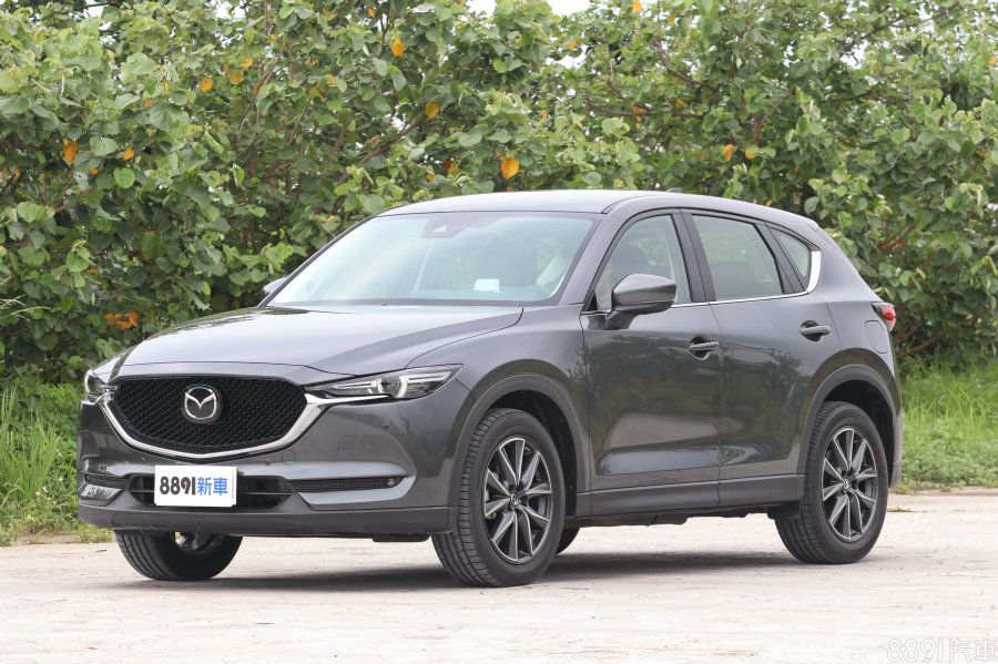 新款CX-5是進口中型SUV新秀，依舊提供2.0汽油、2.2柴油兩種動力，分別提供三款、兩款等級，入門價壓低在百萬內的99.8萬元，顯然是想進攻國產市場。