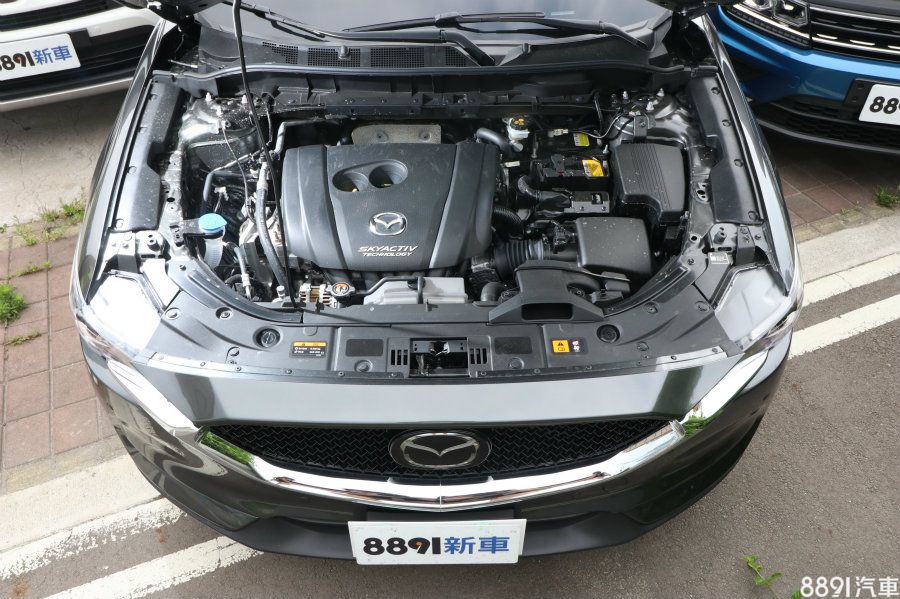 雖然CX-5與RAV4同為2.0升引擎，但CX-5強調高壓縮比設計，擁有缸內直噴供油，並創造更出色的燃燒效率，讓動力、節能性都能獲的提升，165hp/21.4kgm出力確實也勝過RAV4 2.0的146hp/19.1kgm。