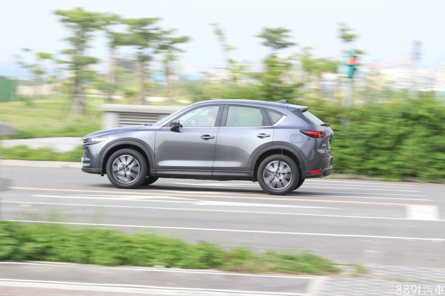CX-5引擎和6速手自排變速箱的搭配協調性佳，對於一部家庭SUV是理想的呈現方式，不過就實際與自家的柴油款引擎相比，汽油引擎的輸出反應，顯得較為收斂溫吞不少。