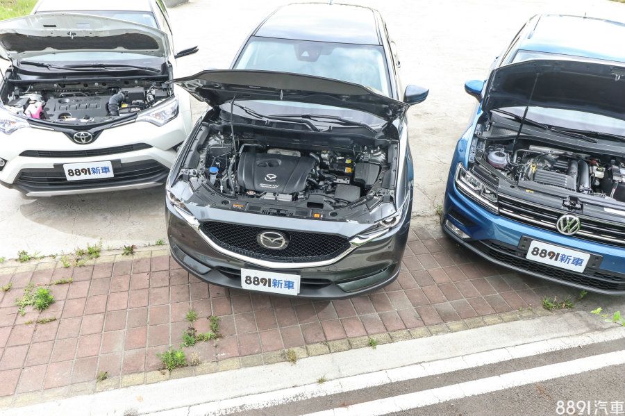 Tiguan配置1.4升渦輪引擎，雖然排氣量小，但擁有150hp/25.5kgm輸出，不僅動力上一點都不遜色於2.0升的CX-5 165hp/21.4kgm、RAV4的146hp/19.1kgm，在節能效率上更是比他們出色，正所謂馬兒會跑、草又吃得少。