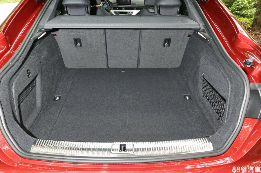 雖說是四門Coupe，但尾門採掀背式開啟，這也讓尾廂擁有頗大的開口面積，再加上平整的乘載空間，讓A5 Sportback有優於A4房車的尾廂機能。