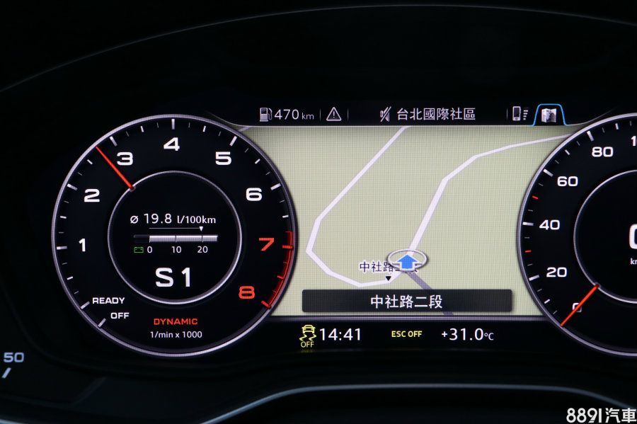 本車7速S tronic雙離合器變速箱具備彈射起步功能，只要S檔位、關閉ESC系統、左腳剎車＋右腳油門就能啟動，雖然轉速定在不算高的2800rpm，但對於全力起步仍有一定程度的幫助。