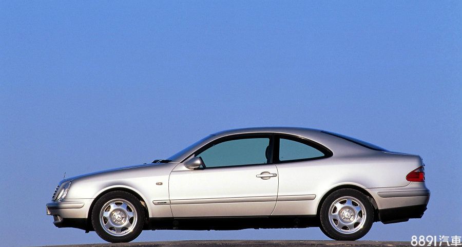 1997年賓士推出全新CLK-Class車系，雖擁有E-Class的外型，其實卻是由C-Class底盤打造而來，並推出Coupe及Cabrio車型。
