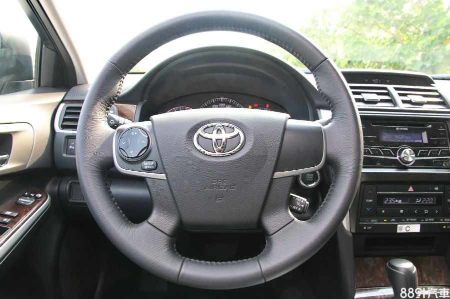 汽油車型均配置四幅式方向盤,但左側僅有音響調整功能,不似Hybrid車型,右側多了MID多功能顯示幕的控制鍵。