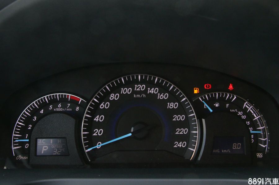 三環式儀錶中間為時速,兩側顯示轉速、油耗,並有基本的旅程電腦資訊顯示,式樣雖一般,沒有Hybrid車型以4.2吋MID搭配雙環式儀錶帶來的科技感,倒也清晰好辨識。