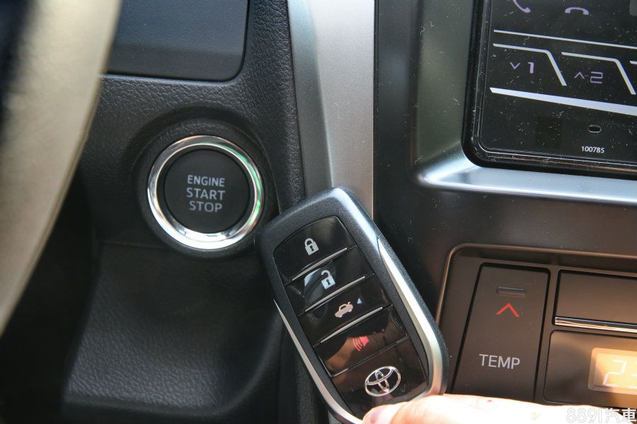 方便的Keyless現在越來越多車款列為標配,少了此功能有時還真覺得麻煩,而Camry為2.0豪華以上車型標配,提升不少日常便利性。