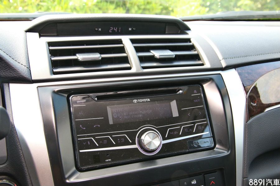 CD音響主機為傳統按鍵介面,新年式並加入藍芽連結功能,可由右側的Set鍵進行設定,可惜均為英文顯示,操作上不如全中文來的直接簡便。右下側則有方便的USB與AUX-IN插槽。