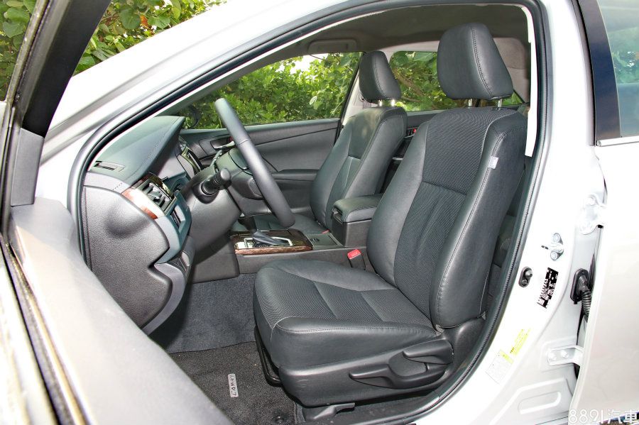 全車系標配國人最愛、方便好清理的皮質座椅,但依等級不同在皮革用料上有所差異,2.0經典以上車型加入透氣材質、Hybrid尊爵以上車型使用Nappa皮革,至於駕駛座電動調整則需至2.0尊爵以上始為標配。
