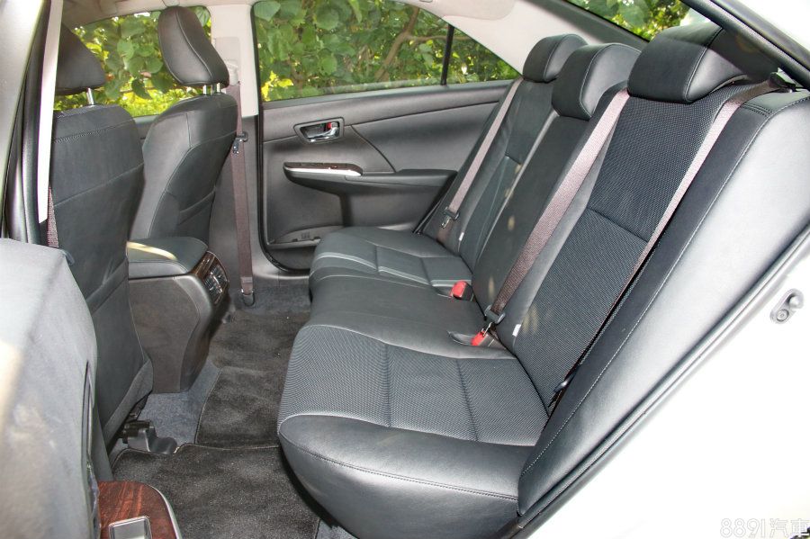 後座椅背傾斜角度恰到好處,能提供優質的乘坐感受,全車系均配置的後座出風口,對於炎熱夏季的冷房效果有一定程度之助益。