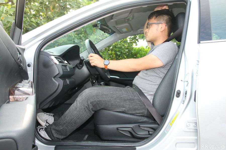 Camry的駕駛座視野頗佳，行車中也少有死角，身高170cm的成年男性進入前座，頭膝部空間都有1個拳頭以上的距離，至於駕駛座電動調整則需至2.0尊爵以上始為標配。