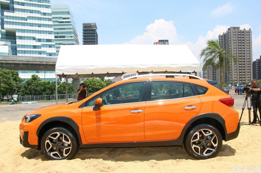 多數Crossover強調擁有與一般車相當的駕駛樂趣,但又多了一些休旅氣息,XV則走相反路,強調比起多數同級Crossover,其擁有出色的越野能耐,引以自豪的AWD是一個重點,再來是有較高的離地高度。