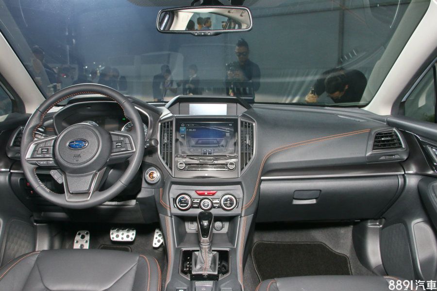 內裝設計與Impreza共通,但加入橘色縫線,讓視覺顯得較為活潑。此為高規的2.0i-S,影音螢幕為8吋,低規則是6吋,座椅也依等級區分織布或皮革。