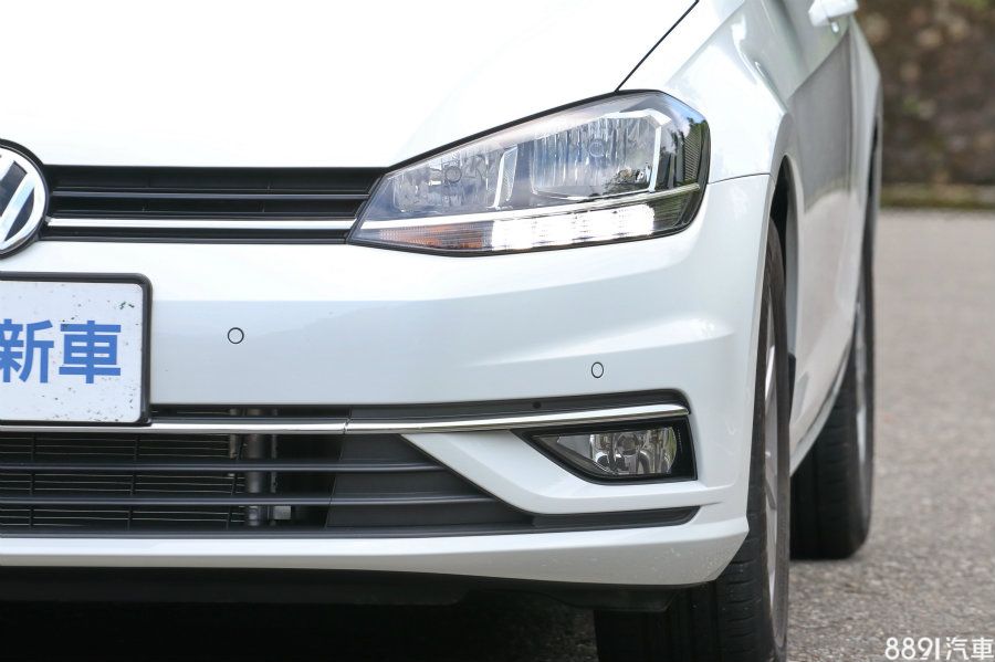 小改款後的Golf標配LED日行燈，Trendline及Comfortline均為鹵素頭燈，Highline版本以上才標配LED遠近光頭燈，並有頭燈自動水平調整功能。
