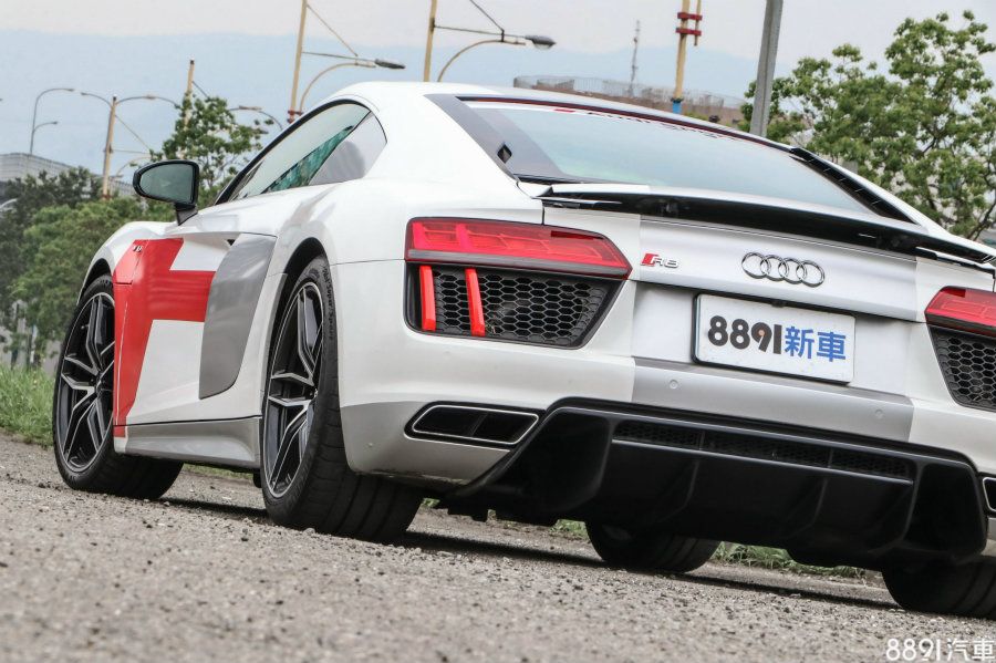 說起R8,不由得聯想起Lamborghini Huracan,這兩款車擁有不少眾所皆知的共通之處,卻也存在許多不為人知的設定差異。