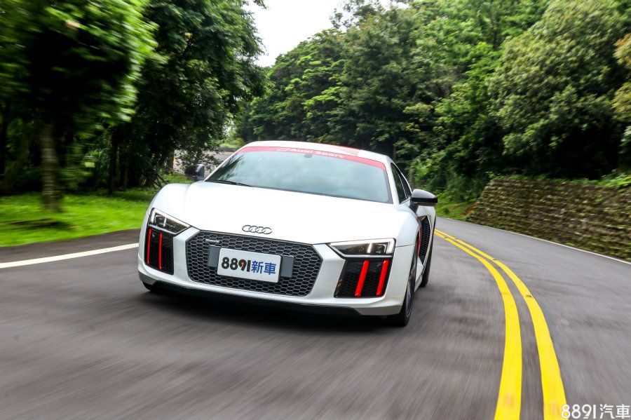 根據資料,二代R8車體重量為202kg,剛性與抗扭曲性增加40%,整體車身重量也減輕了140kg(相較於舊款V10 5.2 Plus)。