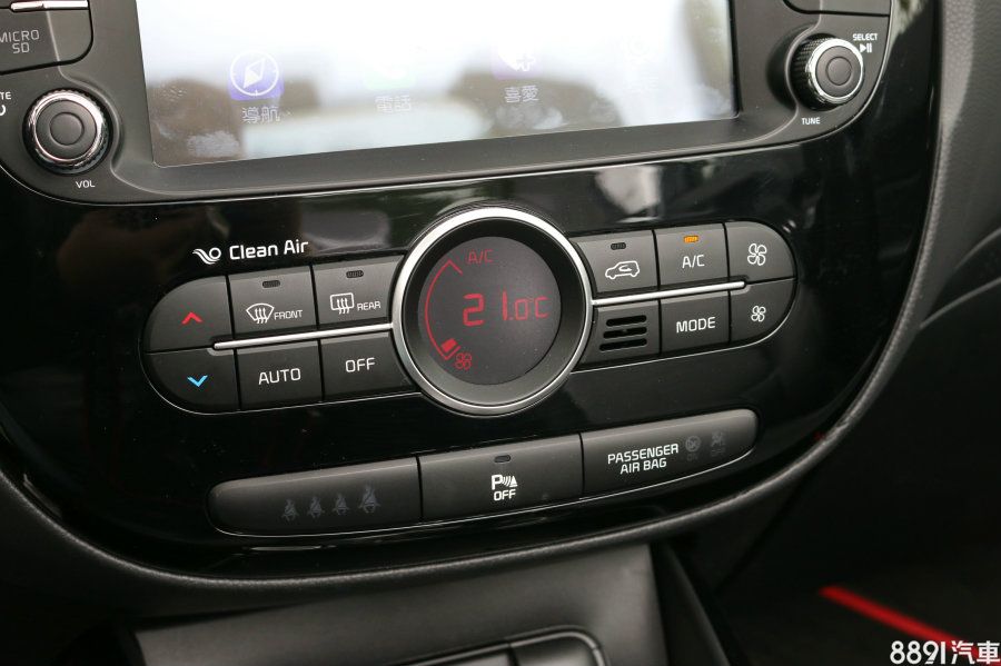 鋼琴烤漆面板一路延伸至空調介面,質感表現相當出色,而圖中的恆溫空調可是震撼款專屬配備。