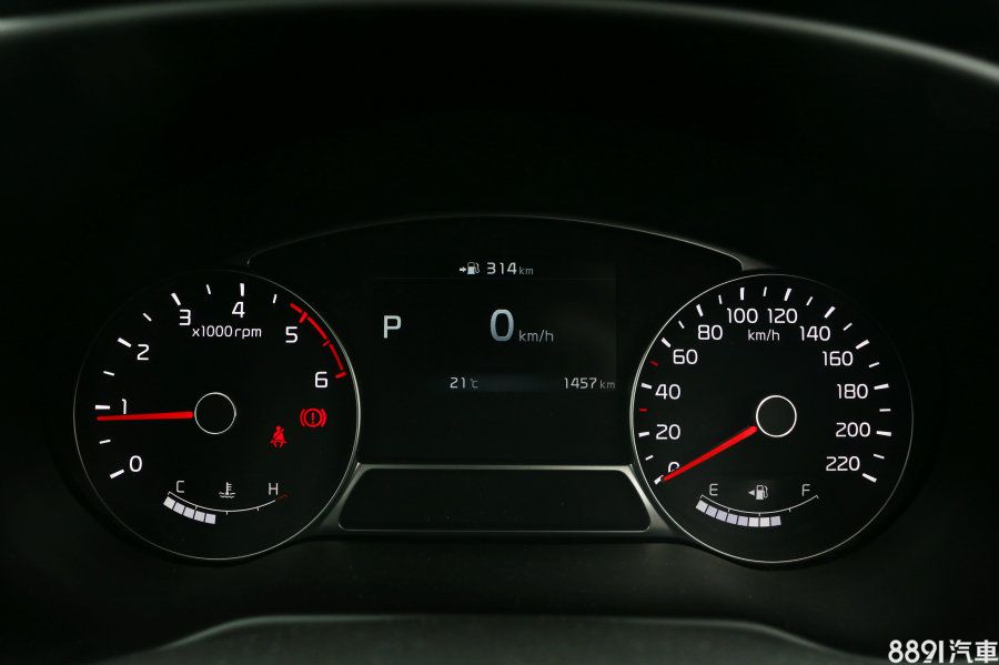 中階車款上配有4.3吋LCD彩色資訊幕,透過多功能方向盤的操作,能檢視不同的車輛資訊,可惜的是此螢幕並未支援中文化。