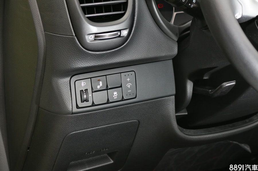 安全上各車型皆擁有6氣囊、動態穩定等基本安全配備,不過在方向盤左方可發現盲點偵測的啟閉按鍵,這項可是震撼款才有的獨門配備。