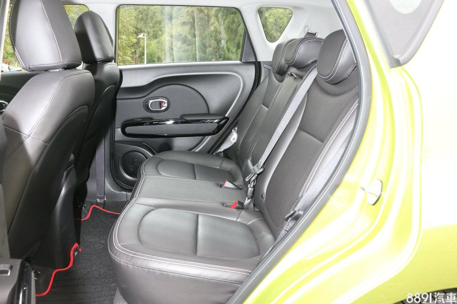 前後座椅造型表現雖一般,但材質軟硬相當合宜,加上中央地板頗平整,就算後座滿載,舒適性亦不會太差,但若能加上出風口設計,會更討喜些。