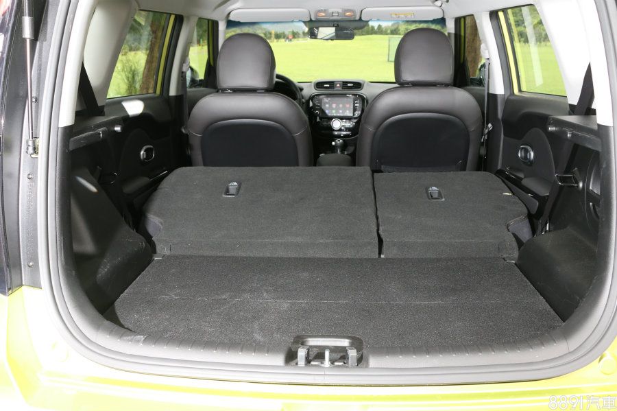 一般狀況下行李廂空間約有238L,經由6/4分離傾倒後,可拓展至878L,對一些小家庭來說勉強還過得去,但傾倒後底板有些微高低落差,再擺放大型物品時,需更注意。