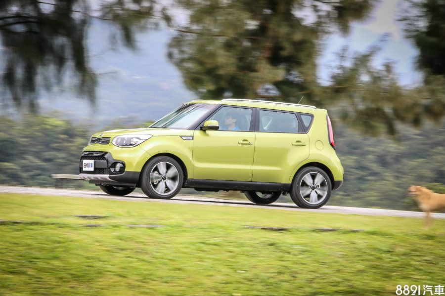 這具柴油小心臟同樣也配置在Hyundai Elantra 1.6CRDi身上,動力輸出、變速箱系統皆相同,兩者開起來動力傳遞間感受差異不大,不過或許因調校方式的差異,硬要比起來的話,Elantra在低速頓挫感的處理上較優異些,感受較為舒服。