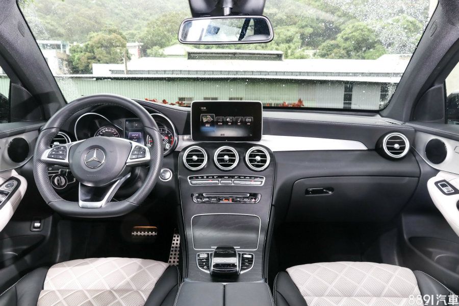 AMG GLC43 Coupe在中控台專屬採用霧面黑色梣木飾板，雖質感上更上一層並多了幾分沉穩，但私以為還是其餘車型標配的黑色鋼琴烤漆飾板，更符合賓士一向給人的豪華印象，至於富競技感的碳纖維飾板，則需以6.5萬的代價選配。