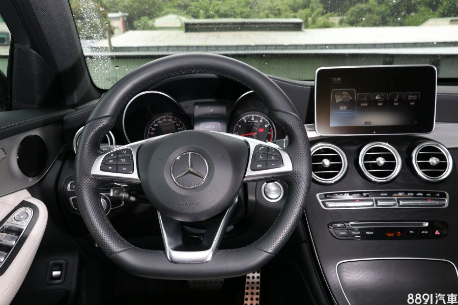 全車系標配三幅式多功能平底方向盤，以真皮包覆，握感出色，並配置方便的換檔撥片。