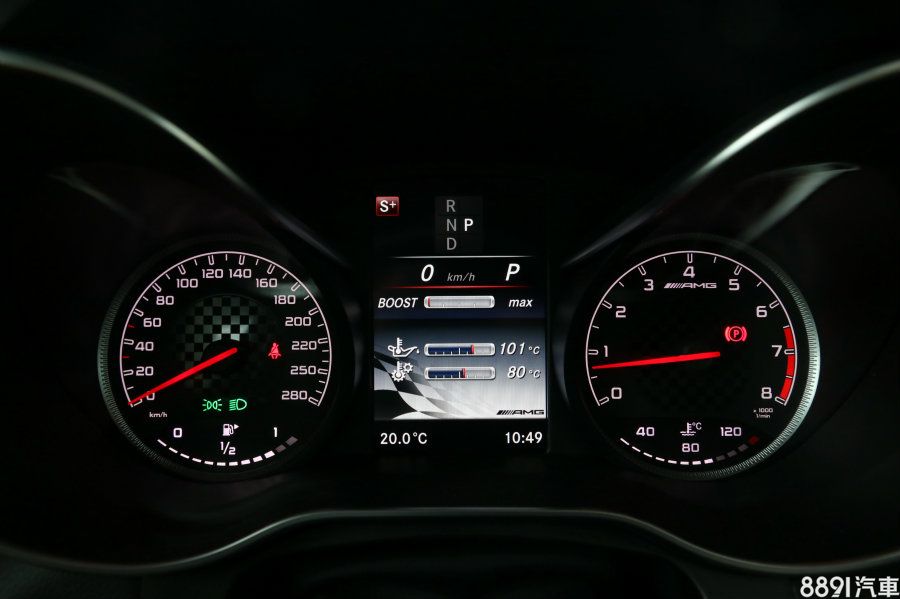 雖不似E-Class擁有極富科技感的全數位儀錶，但雙筒式儀錶中央有賽車格紋設計，此為43專屬，並有AMG功能選項，可以呈現如時速、油耗、駕駛模式、變速箱油溫、機油溫度等豐富的車況資訊。