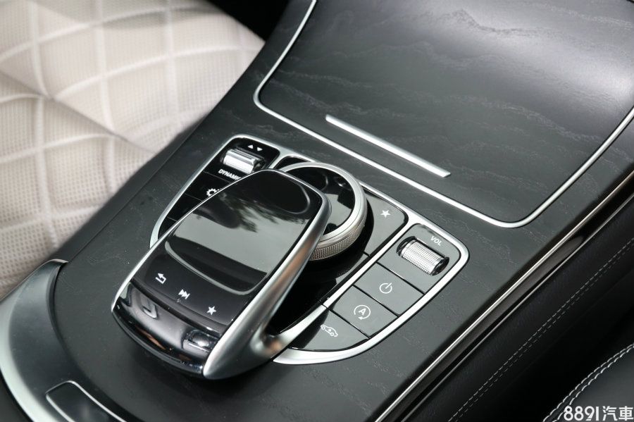 排檔座將多媒體控制旋鈕、手寫板（需選配COMAND Online）、駕駛模式等按鍵整合，選擇駕駛模式後，可以在儀錶上進行確認。