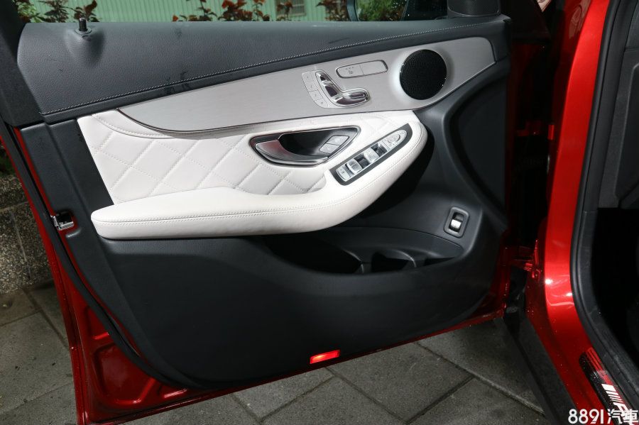 門飾板亦採用菱格白色皮革，讓整體視覺更加出跳，但「美麗是需要代價的」，實際面就是白色易髒難保養。