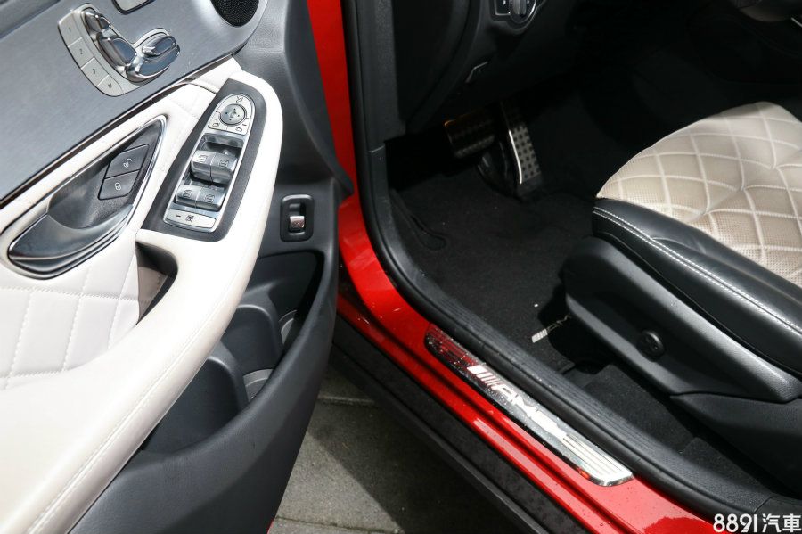 雖然全車系均標配AMG腳踏墊，但AMG GLC43 Coupe多了門檻飾板，讓你進入車室都有風。