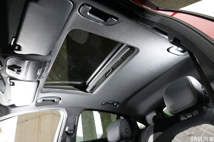 自GLC 250 Coupe運動版以上標配電動天窗，可惜非全景式，不然對室內採光與視野寬闊度更具加分效果。