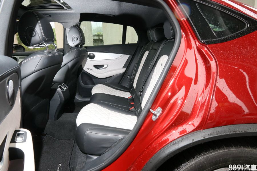 後座椅背傾斜度略為不足，且無法調整，使乘坐舒適度打了折扣，配置有後座出風口，可避免有時後座不夠冷、前座快冷死的狀況發生。