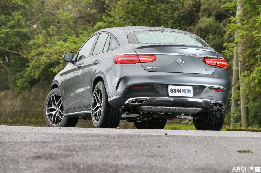賓士也在2014年年底派出GLE Coupe,對陣BMW X6的意圖明顯,目前國內引進GLE 350d、GLE43以及GLE63三款車型。