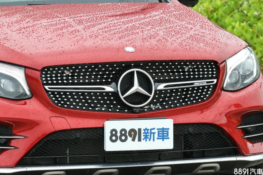 車頭的鑽石型水箱護罩，搭配單幅式鍍鉻飾條輔以AMG性能銘牌，除了顯示身分，亦造就出華麗時尚的視覺形象。