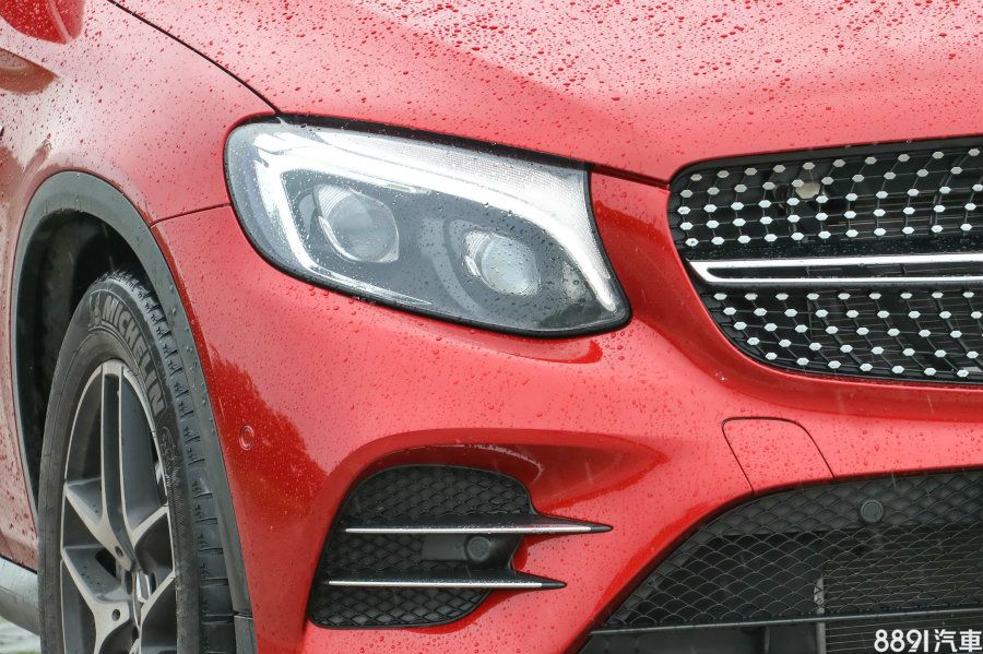 智慧型LED頭燈為全車系標配，AMG GLC43 Coupe更獨有自動遠近光調整功能，搭配輪廓細長的家族風格LED日行燈，提供絕佳的照明與辨識度。