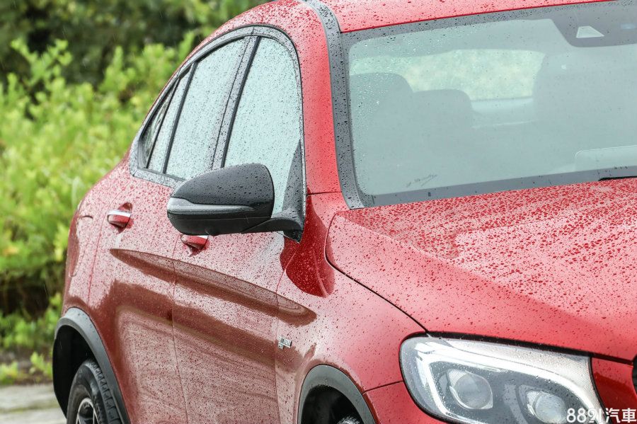 全車系標配的電摺後視鏡，造型十分俐落，對於擁有跑格化外觀的GLC Coupe來說，頗富畫龍點睛之妙，另外，刻意將後視鏡施以黑色塗裝，更帶來視覺上的變化感。