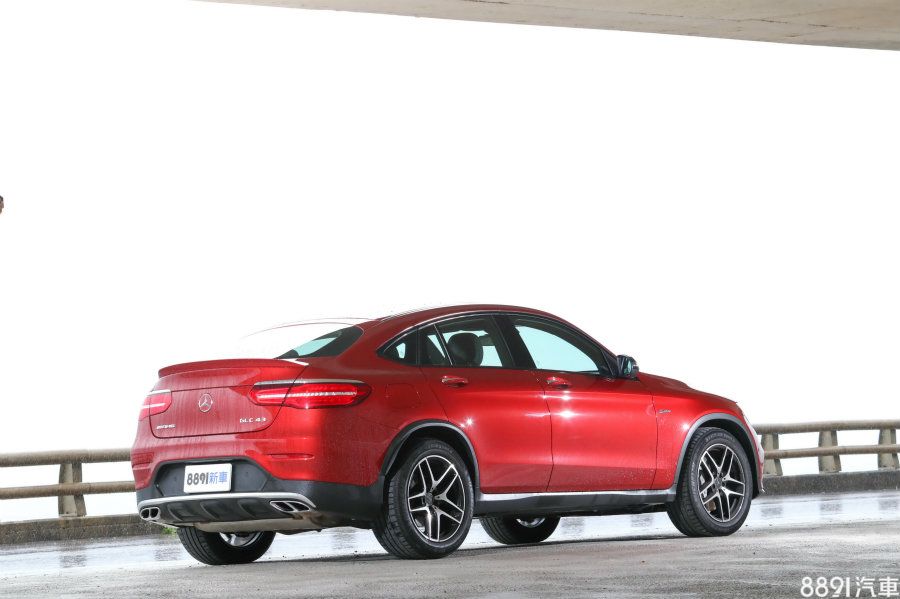 與GLC最大的差異，便是從B柱開始向下傾斜的車頂，延伸至尾門的小型鴨尾，塑造出如雙門跑車般性感豐潤的尾部線條，除了顯示其身分的AMG銘牌，配置雙側四出鍍鉻尾管，增添性能味。