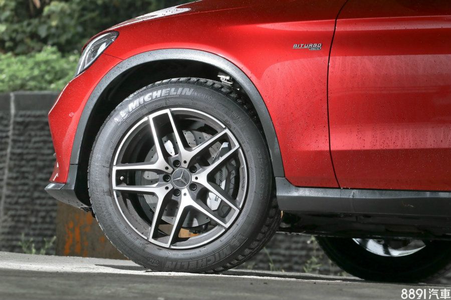 試駕的AMG GLC43 Coupe搭載19吋五幅雙肋式AMG鋁圈、與尺寸為前235/55R19、後255/50R19的Michelin Latitude Sport 3休旅性能胎，與市售版標配的20吋鋁圈不同，胎寬也較窄。而試駕當日雖為雨天，但19吋配胎仍可擁有不錯的抓地力。