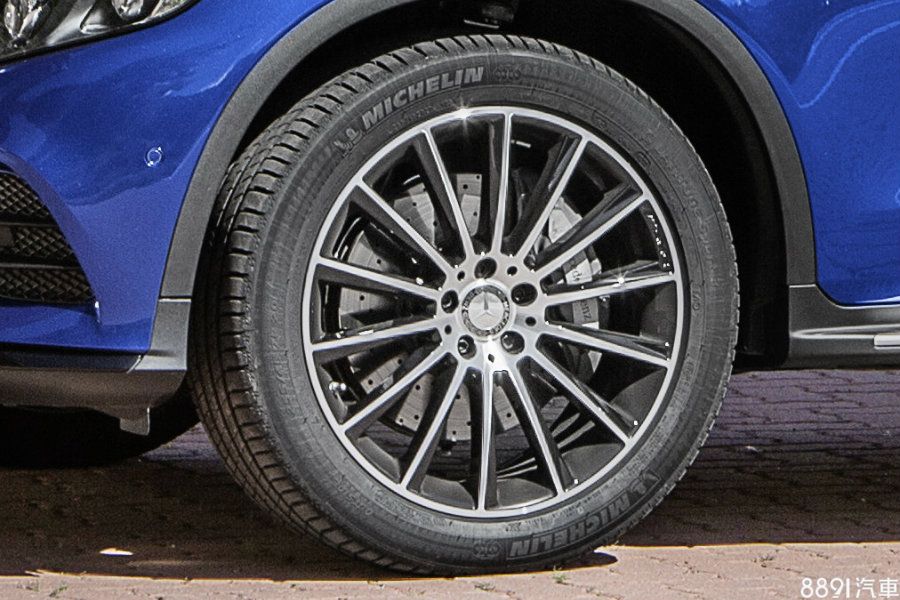 市售版搭載的為20吋AMG多幅式鋁圈，輪胎尺寸為前255/45ZR20、後285/40R20，除了鋁圈式樣更具張力，尺寸亦更能增添氣勢。