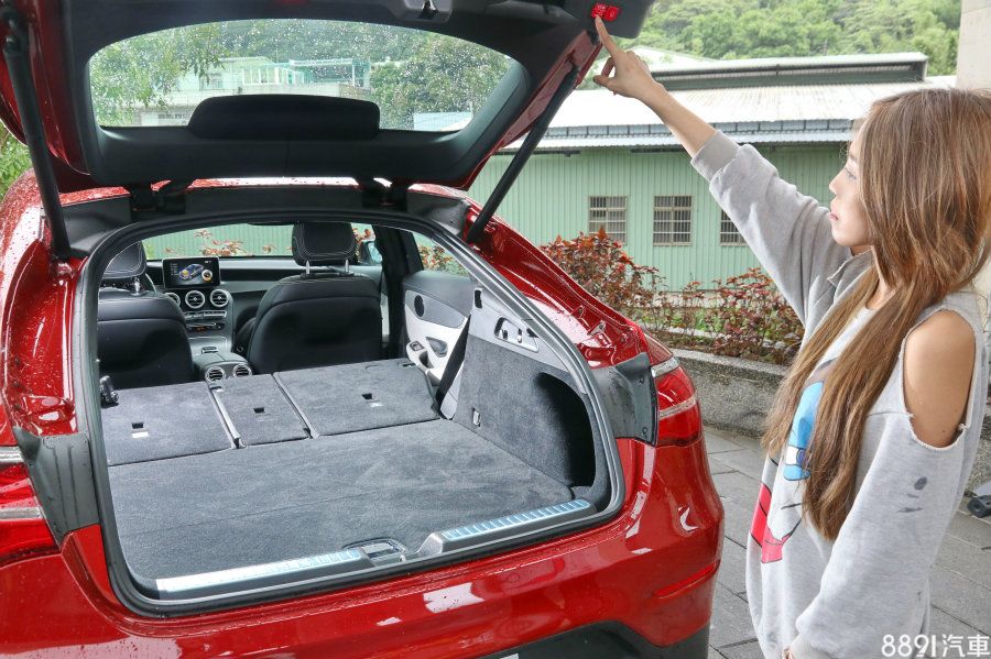 全車系搭載電動尾門，對於身材較矮小的女性來說，此番配置用在休旅車上，取放物品時都能省力許多。