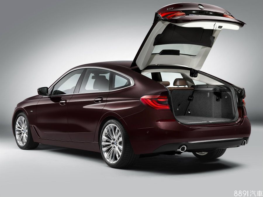 尾門則是取消過去兩片式的設計，除了電動啟閉外，也可選配腳感應式的開啟方式。